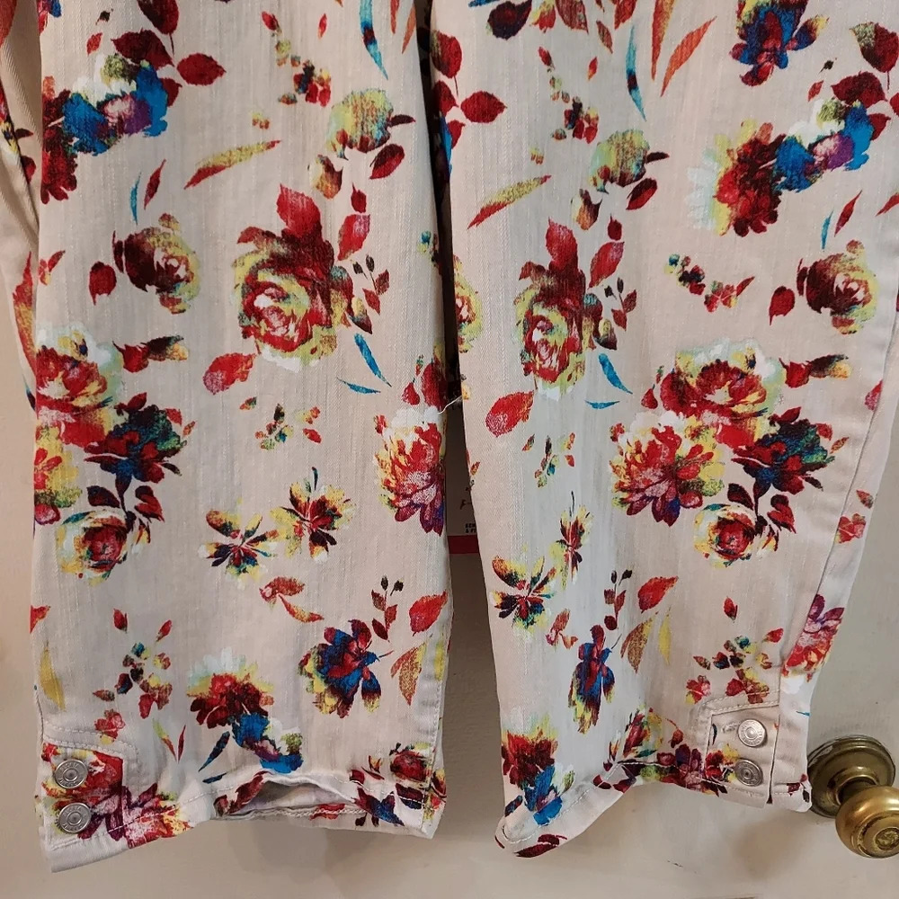Gloria Vanderbilt Kaia Floral Print Skimmer Shorts in Size 14 - Picture 4 of 10